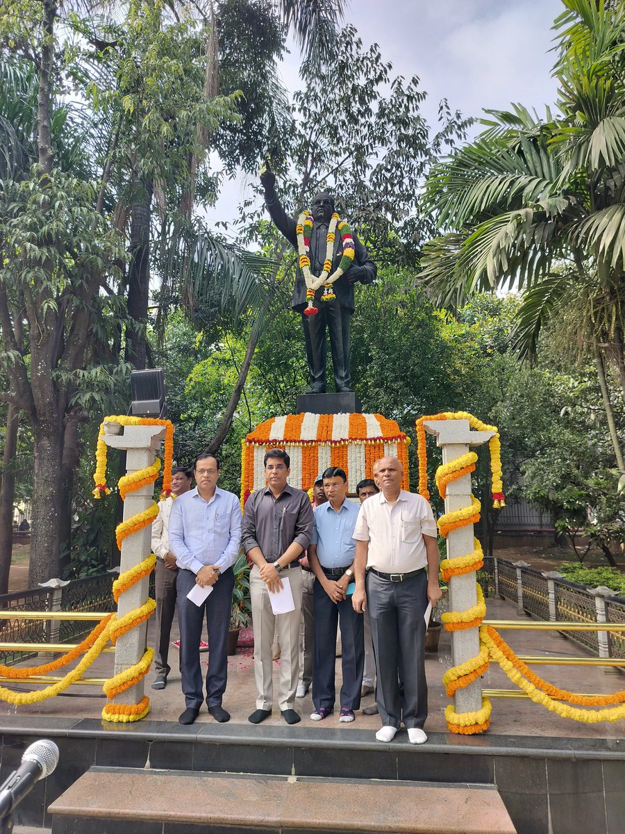 GBA_office's tweet image. ಸಂವಿಧಾನ ದಿನಾಚರಣೆಯ ಅಂಗವಾಗಿ ಗ್ರೇಟರ್ ಬೆಂಗಳೂರು ಪ್ರಾಧಿಕಾರ ಕೇಂದ್ರ ಕಚೇರಿಯ ಆವರಣದಲ್ಲಿರುವ ಸಂವಿಧಾನ ಶಿಲ್ಪಿ ಡಾ. ಬಿ.ಆರ್.ಅಂಬೇಡ್ಕರ್ ಅವರ ಪ್ರತಿಮೆಗೆ ಹಣಕಾಸು ಹಾಗೂ ಆಡಳಿತ ವಿಭಾಗದ ವಿಶೇಷ ಆಯುಕ್ತರಾದ ಡಾ.ಕೆ.ಹರೀಶ್ ಕುಮಾರ್ ರವರು ಮಾಲಾರ್ಪಣೆ ಮಾಡಿ ಪುಷ್ಪನಮನ ಸಲ್ಲಿಸಿದರು. ಆ ಬಳಿಕ, ಸಂವಿಧಾನ ಪೀಠಿಕೆಯನ್ನು ಬೋಧಿಸಿದರು.