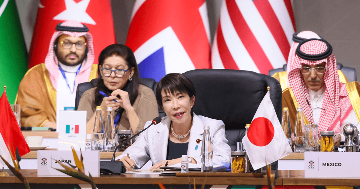 jimin_koho's tweet photo. #自由民主先出し 
📌全てのG20メンバーが責任共有を
高市総理がサミットで提言

＜自由で公正な世界秩序へ＞
高市早苗総理は11月22日から23日に開催された「金融・世界経済に関する首脳会合(G20サミット)」に出席するため、南アフリカのヨハネスブルグを訪問しました。

G20サミットに出席した各国首脳によって発出された首脳宣言では、領��取得を追求するための武力の行使や威嚇を慎むこと、ウクライナ等における公正で包括的、永続的な平和に向けて取り組むこと、質の高いインフラへ投資することといったさまざまな課題や目標が掲げられました。

今回のG20サミットには、既存のG20メンバーに加え、18の招待国と24の国際機関���参加しました。世界経済をはじめ、防災、債務持続可能性、重要鉱物、人工知能(AI)、ウクライナ情勢、中東情勢といった国際社会が抱える課題を議論しました。

高市総理は記者会見で「分断と対立ではなく、共通点と一致点を見出し、全てのG20メンバーが責任を共有する形で課題解決に向けた具体的な連携と協力を進めることの重要性を強調し、多くのメンバーからも賛同をいただいた」と、わが国が主導し、国際社会の課題解決を行う考えを示しました。

G20サミットは3つのセッションで構成されました。経済成長に関するセッションでは、高市総理はロシアによるウクライナ侵略は国際秩序の根幹を揺るがす暴挙であることを強調し、世界銀行等の国際機関と連携して財務支援や復興支援等も含めたウクライナの平和実現を呼び掛けました。

また法の支配に基づく自由で公正な国際経済秩序を発展させることや、世界貿易機関(WTO)改革への議論活性化、そして10月の日米首脳会談でも強調した安倍晋三元総理が掲げた「自由で開かれたインド太平洋(FOIP)」の促進を唱え、安倍外交を継承する姿勢を改めて示しました。

自然災害の多いわが国は、これまで知見や技術を世界各国と共有してきたことを強調し、今後も干ばつ対策や気象予報技術といったハードとソフトの両面から国際社会の防災に貢献することを表明。

重要鉱物分野では、持続可能な経済成長実現のため、サプライチェーン多角化を目指し、わが国がアフリカから中南米、カリブ地域へ対象地域を拡大することを明かしました。

各国首脳はアフリカの声が国際社会でより一層反映される必要性や多国間主義の下でのG20の継続的活動、来年議長国である米国の下でも協働することで一致しました。

＜積極的な個別会談も実施＞
G20サミット開催中に���市総理は各国首脳との個別会談も積極的に行いました。
22日には、英国のスターマー首相と初の会談を行い、8月の英空母打撃群の日本寄港に触れ、今後も安全保障協力を推進することで一致しました。

また同日ウクライナの和平に関する関係国首脳会合が欧州連合(EU)主導で開催され、わが国はアジアから唯一参加し、イタリアのメローニ首相らと言葉を交わしました。

23日には、ドイツのメルツ首相と経済安全保障分野での協力強化、インドのモディ首相とはFOIP実現への連携、南アフリカのラマポーザ大統領とは鉱物資源をはじめとしたサプライチェーン構築への官民連携を確認しました。

https://t.co/nNVnIea1PK 

#ニュース #購読者募集中