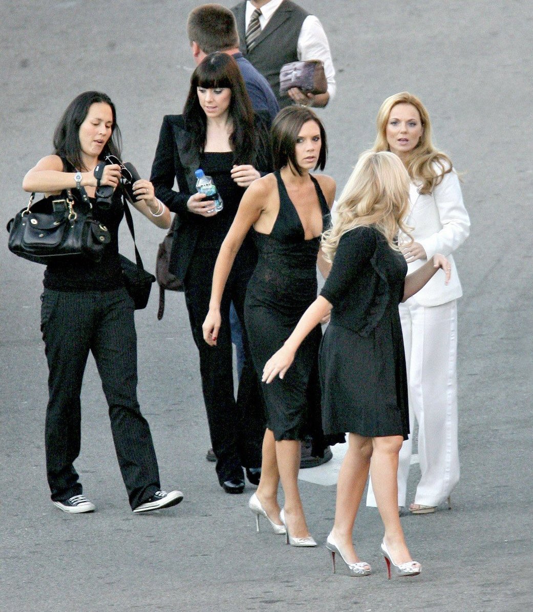 SpiceGirlsVault's tweet image. The Spice Girls pictured at the ‘Dancing With The Stars’ final in Los Angeles, 18 years ago today - 26th November 2007. 
@GeriHalliwell @EmmaBunton @victoriabeckham and @MelanieCmusic attended to support @OfficialMelB who finished the competition as runner up 🪩✨🇺🇸 

#SpiceGirls