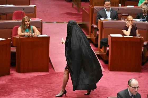 🇦🇺 | Pauline Hanson, líder del movimiento patriota australiano One Nation, se presenta vestida con un burka en el congreso para protestar contra el islamismo. 

Esta acción en la Cámara alta fue una acción protesta después de que se le denegara la presentación de una propuesta de