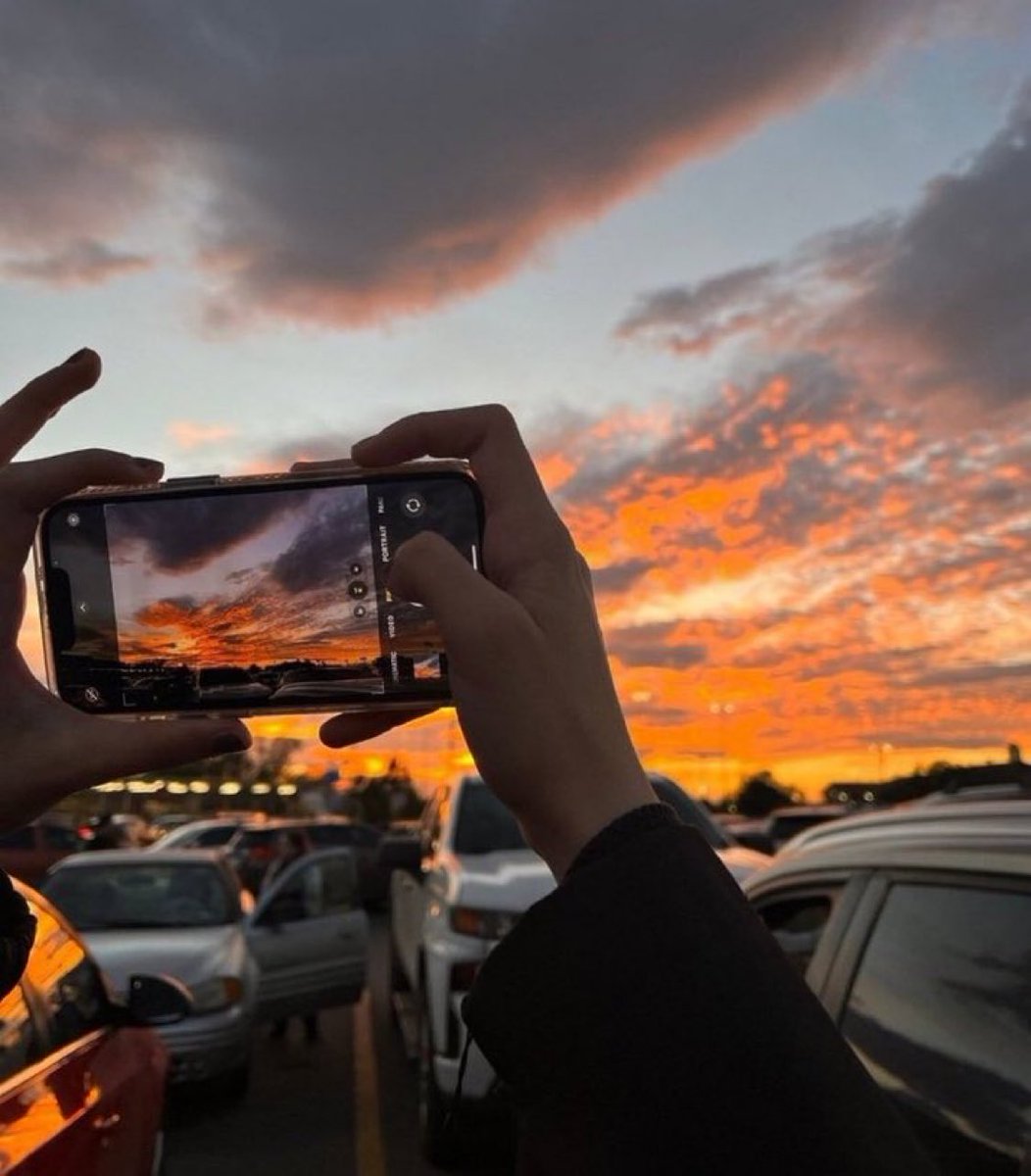 Yo cada vez que veo un atardecer bonito