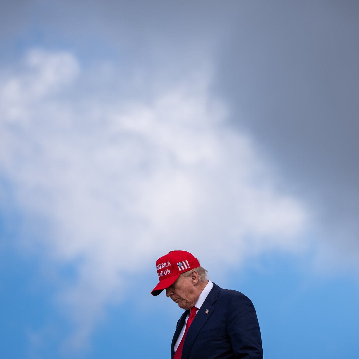 Coreandor's tweet image. President Trump has always used his stamina and energy as a political strength. But that image is getting harder for him to sustain.
nytimes.com/2025/11/25/us/…