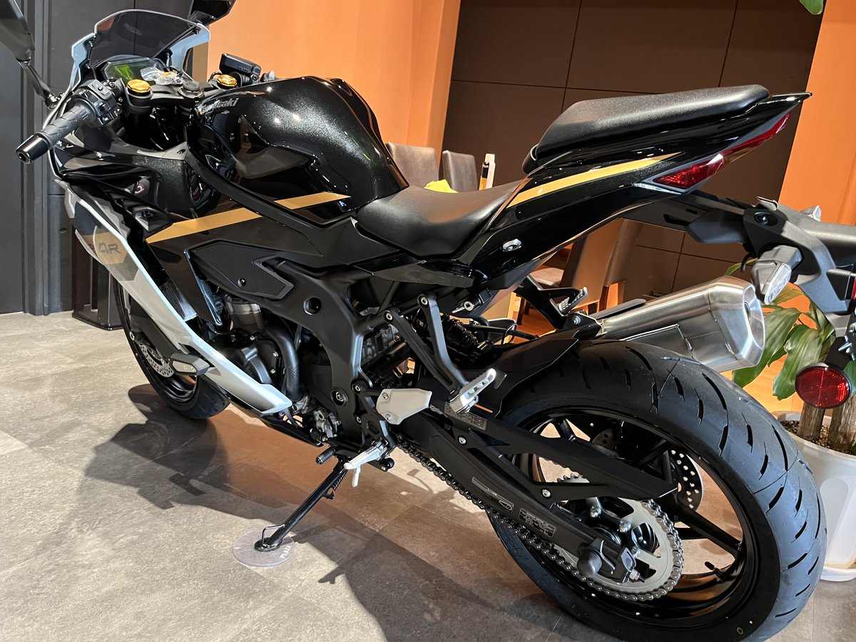 Ninja ZX-4R パールロボティックホワイト × メタリックスパーク