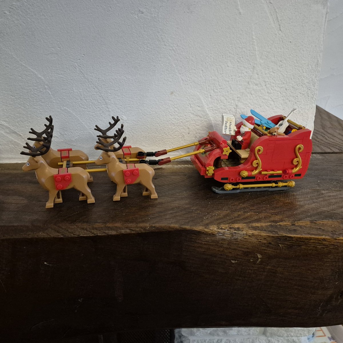 tyma_fr's tweet photo. Montage du premier Lego spécial Noël.

Les suivants arrivent très bientôt.

J'ai seulement aidé à placer correctement les autocollants.

Heureux de pouvoir transmettre ma passion pour les Lego et de passer des chouettes moments de constructions en famille. https://t.co/HcfSq0qVNG