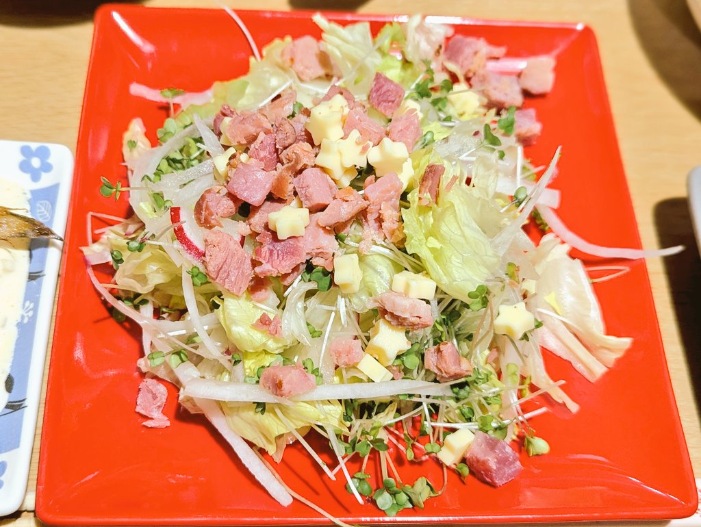 MarronTree's tweet image. 一昨日のお献立

舌平目のムニエル〜和風タルタルソースを添えて
カルディのお星様チーズとベーコントッピングのメインを張れるラディッシュとレタスとブロッコリースプラウトのサラダ
コロコロハッシュドポテト
蒟蒻の甘辛きんぴら

珍しい〜！舌平目あるぅ！←元海無し県民の目がキラキラした一品w