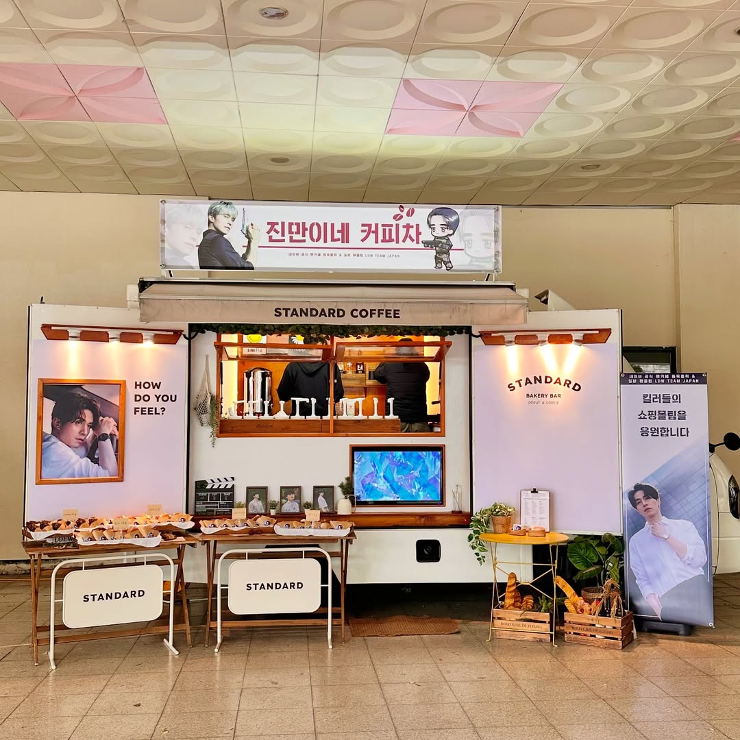 [Lee Dongwook coffeetruck support]
💛이동욱💛님 서포트 현장✨

자세한 후기는 ▶ instagram.com/p/DQoGovEAU1a/

#커피차 #연예인커피차 #커피차서포트 #연예인서포트 #스탠다드커피차 #coffeetruck #스탠다드커피 #standardcoffeetruck #촬영장커피차 #이동욱 #LeeDongwook #이동욱커피차 #정진만