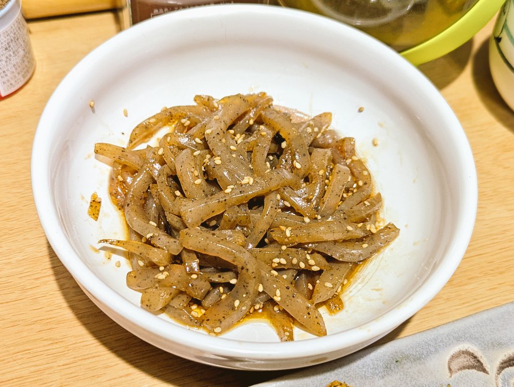 MarronTree's tweet image. 一昨日のお献立

舌平目のムニエル〜和風タルタルソースを添えて
カルディのお星様チーズとベーコントッピングのメインを張れるラディッシュとレタスとブロッコリースプラウトのサラダ
コロコロハッシュドポテト
蒟蒻の甘辛きんぴら

珍しい〜！舌平目あるぅ！←元海無し県民の目がキラキラした一品w