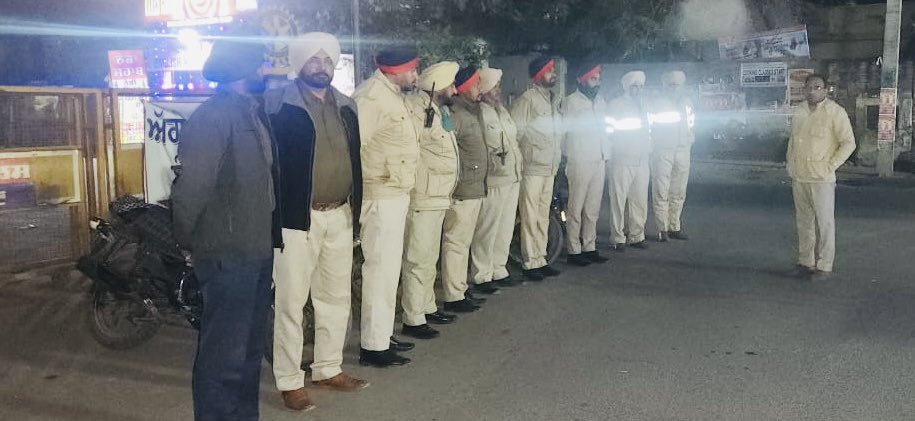 FaridkotPolice's tweet image. ਮਜ਼ਬੂਤ ​​ਨਾਕਾਬੰਦੀਆਂ 🚧 | ਚੌਕਸ ਗਸ਼ਤ 🚓 | ਰਿਸਪੌਂਸ ਟੀਮਾਂ ਨਾਲ ਹਰ ਰਾਤ ਸੁਰੱਖਿਅਤ 🚨

ਫਰੀਦਕੋਟ ਪੁਲਿਸ ਵੱਲੋਂ ਨਾਕਿਆਂ, ਗਸ਼ਤ ਅਤੇ ਪੀ.ਸੀ.ਆਰ ਮੋਟਰਸਾਈਕਲਾਂ ਰਾਹੀਂ ਸਖ਼ਤ ਨਿਗਰਾਨੀ। ਜੀ.ਓ ਅਤੇ ਐਸ.ਐਚ.ਓ ਪੁਲਿਸ ਸਟੇਸ਼ਨਾਂ ਅਤੇ ਰਾਤ ਦੀ ਡਿਊਟੀ ਦਾ ਨਿਰੀਖਣ ਕਰਦੇ ਹਨ, ਸਹੀ ਮਾਰਗਦਰਸ਼ਨ ਅਤੇ ਸੁਰੱਖਿਅਤ ਰਾਤ ਲਈ ਵਧੇਰੇ ਚੌਕਸੀ ਨੂੰ ਯਕੀਨੀ…