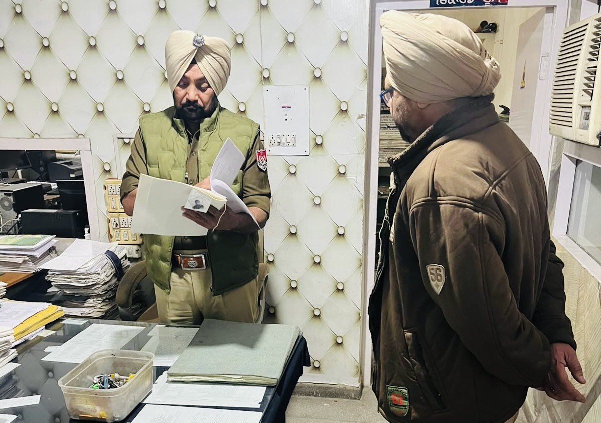 FaridkotPolice's tweet image. ਮਜ਼ਬੂਤ ​​ਨਾਕਾਬੰਦੀਆਂ 🚧 | ਚੌਕਸ ਗਸ਼ਤ 🚓 | ਰਿਸਪੌਂਸ ਟੀਮਾਂ ਨਾਲ ਹਰ ਰਾਤ ਸੁਰੱਖਿਅਤ 🚨

ਫਰੀਦਕੋਟ ਪੁਲਿਸ ਵੱਲੋਂ ਨਾਕਿਆਂ, ਗਸ਼ਤ ਅਤੇ ਪੀ.ਸੀ.ਆਰ ਮੋਟਰਸਾਈਕਲਾਂ ਰਾਹੀਂ ਸਖ਼ਤ ਨਿਗਰਾਨੀ। ਜੀ.ਓ ਅਤੇ ਐਸ.ਐਚ.ਓ ਪੁਲਿਸ ਸਟੇਸ਼ਨਾਂ ਅਤੇ ਰਾਤ ਦੀ ਡਿਊਟੀ ਦਾ ਨਿਰੀਖਣ ਕਰਦੇ ਹਨ, ਸਹੀ ਮਾਰਗਦਰਸ਼ਨ ਅਤੇ ਸੁਰੱਖਿਅਤ ਰਾਤ ਲਈ ਵਧੇਰੇ ਚੌਕਸੀ ਨੂੰ ਯਕੀਨੀ…