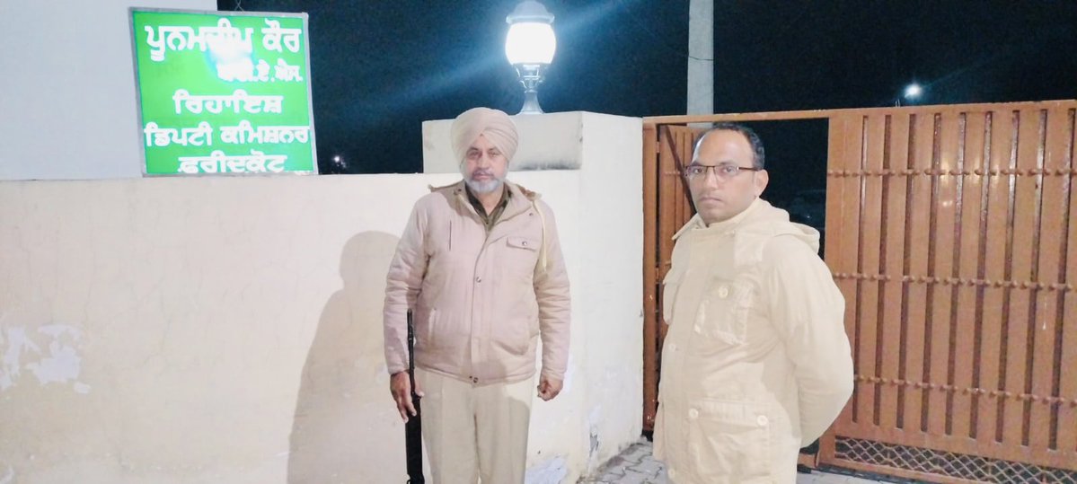 FaridkotPolice's tweet image. ਮਜ਼ਬੂਤ ​​ਨਾਕਾਬੰਦੀਆਂ 🚧 | ਚੌਕਸ ਗਸ਼ਤ 🚓 | ਰਿਸਪੌਂਸ ਟੀਮਾਂ ਨਾਲ ਹਰ ਰਾਤ ਸੁਰੱਖਿਅਤ 🚨

ਫਰੀਦਕੋਟ ਪੁਲਿਸ ਵੱਲੋਂ ਨਾਕਿਆਂ, ਗਸ਼ਤ ਅਤੇ ਪੀ.ਸੀ.ਆਰ ਮੋਟਰਸਾਈਕਲਾਂ ਰਾਹੀਂ ਸਖ਼ਤ ਨਿਗਰਾਨੀ। ਜੀ.ਓ ਅਤੇ ਐਸ.ਐਚ.ਓ ਪੁਲਿਸ ਸਟੇਸ਼ਨਾਂ ਅਤੇ ਰਾਤ ਦੀ ਡਿਊਟੀ ਦਾ ਨਿਰੀਖਣ ਕਰਦੇ ਹਨ, ਸਹੀ ਮਾਰਗਦਰਸ਼ਨ ਅਤੇ ਸੁਰੱਖਿਅਤ ਰਾਤ ਲਈ ਵਧੇਰੇ ਚੌਕਸੀ ਨੂੰ ਯਕੀਨੀ…