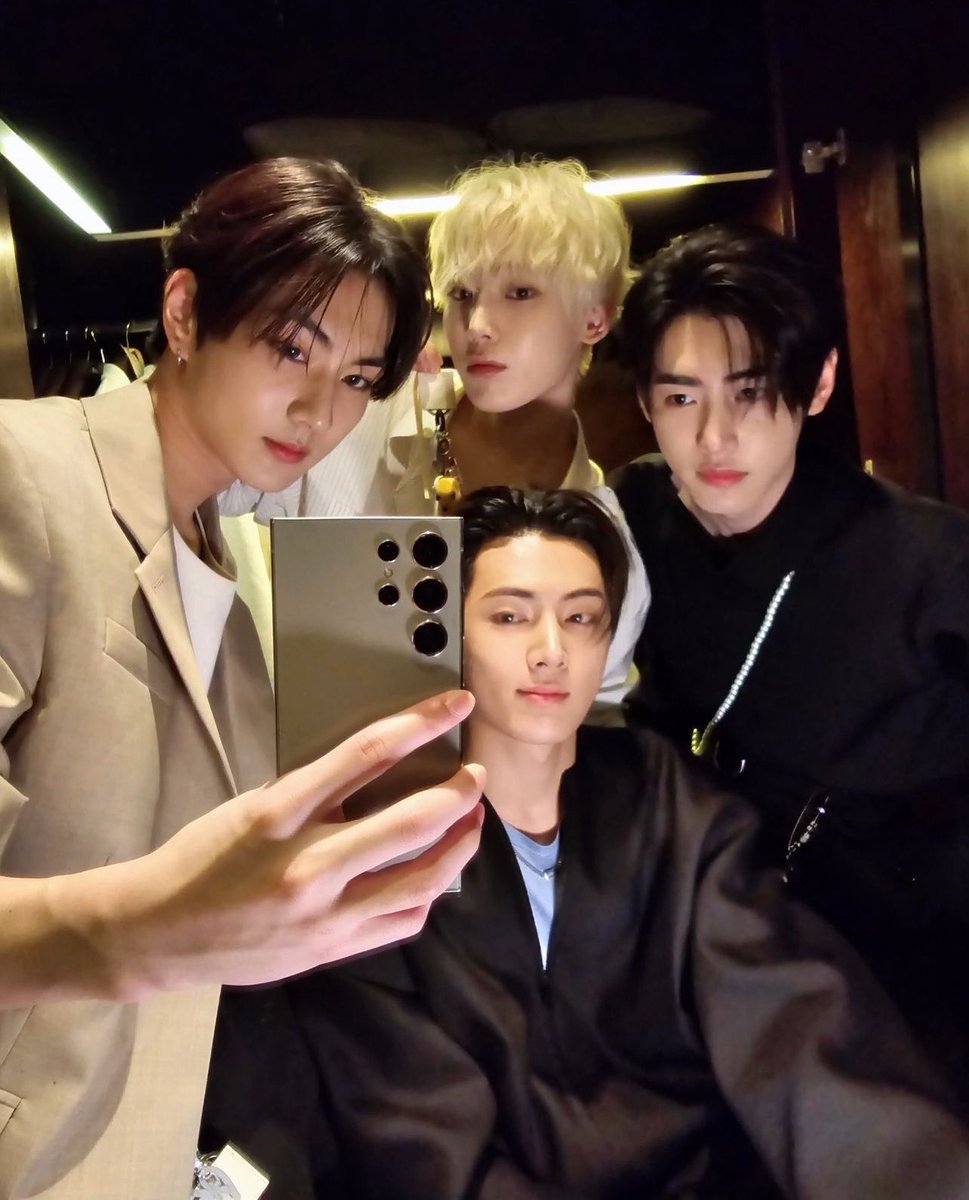 sunoveon's tweet image. indo pro ao3 #fui