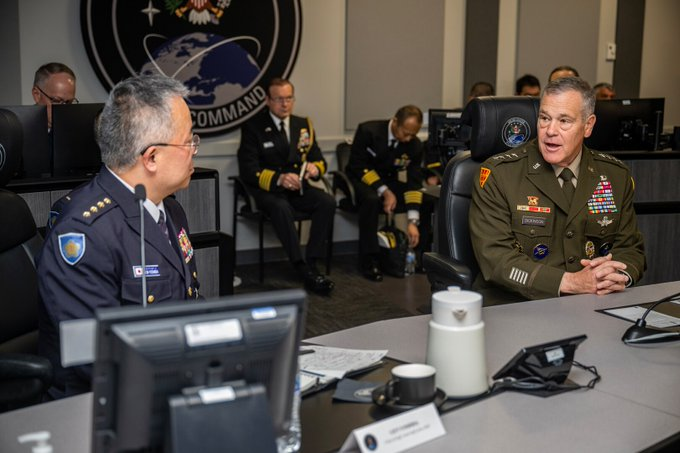 GenJames83287's tweet photo. Gen. James Dickinson, #USSPACECOM cmdr, welcomed
@ModJapan_en

Gen. Yoshihide Yoshida, Japanese Joint Staff chairman, to the HQ today. The visit strengthened the relationship &amp; furthered US + Japan space integration + cooperation in the
@INDOPACOM

region. https://t.co/l8c1JTUGoP