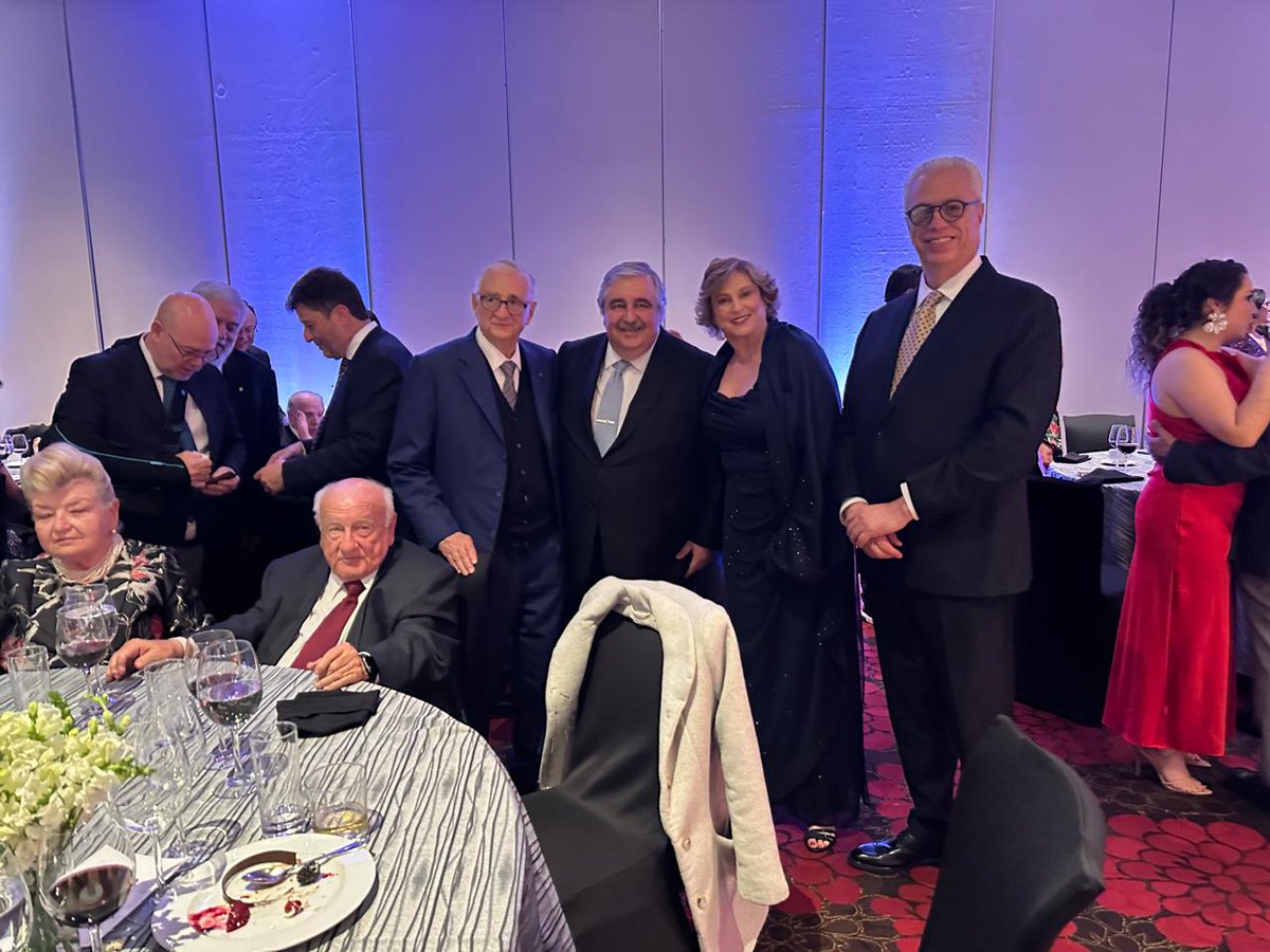 anamarykc's tweet photo. 🗓️Noviembre 20, 2025
 📍 Ciudad de México
En la cena de gala del 60 aniversario de la Facultad de Derecho de la Universidad Anáhuac! Con sus directores y maestros queridos! https://t.co/r0ue06v4NY