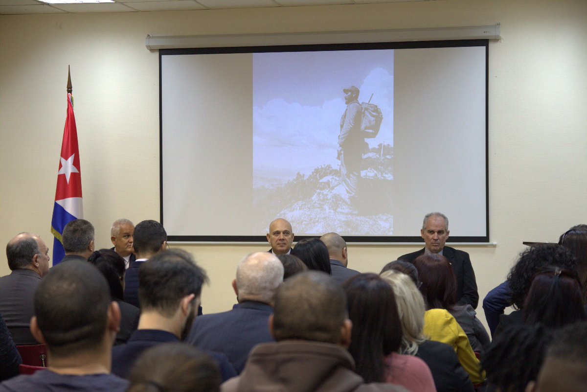 Siempre reconforta un encuentro con la familia. Hoy nos reunimos con la misión estatal cubana en #Rusia y con una representación de nuestros jóvenes que aquí estudian. Los actualizamos de la situación del país y de cómo su aporte es esencial para a salir adelante.