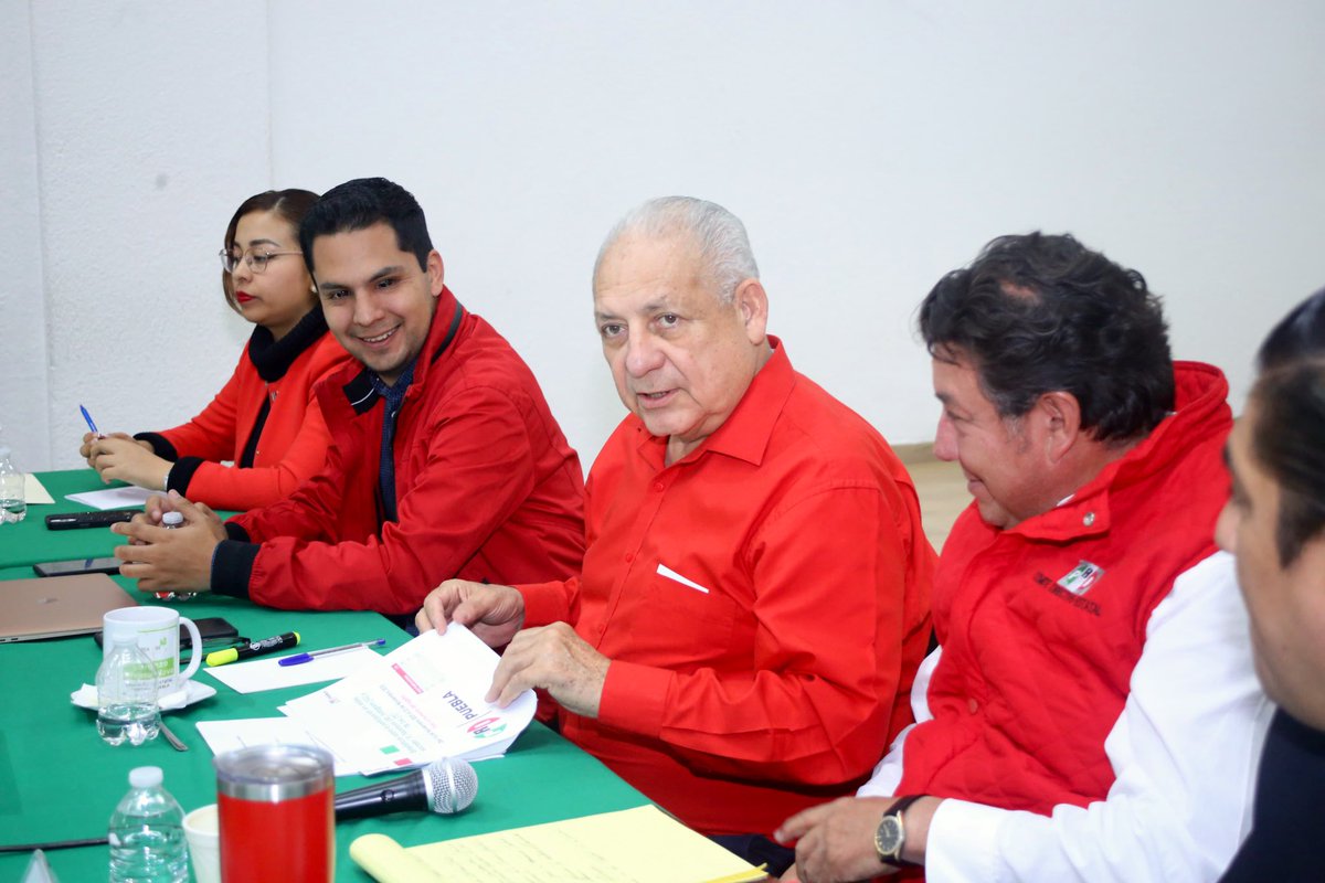 PRIdePUEBLA's tweet photo. Con diálogo y trabajo, continuamos fortaleciendo las actividades del #PRIPuebla.

En junta semanal de evaluación estuvieron presentes el presidente @JuanJos5286081, los secretarios del partido, así como representantes de organizaciones y organismos especializados.

#PRIValiente https://t.co/8qWhHw8WkC