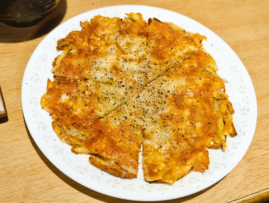 MarronTree's tweet image. 昨日のお献立

朝は
じゃがいものチーズガレット
その他は残りモノのハンバーグとかで米献立

夜は
具材を小さく切った酢豚
焼きかぼちゃとハムと枝豆の生クリームマヨサラダ
オリーブオイル漬け塩レバー

酢豚の豚は塊の豚バラ肉
ピーマンじゃないから緑の色目が無いけどそこは……仕方のない事情がw