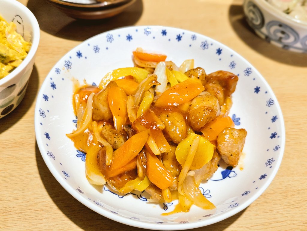 MarronTree's tweet image. 昨日のお献立

朝は
じゃがいものチーズガレット
その他は残りモノのハンバーグとかで米献立

夜は
具材を小さく切った酢豚
焼きかぼちゃとハムと枝豆の生クリームマヨサラダ
オリーブオイル漬け塩レバー

酢豚の豚は塊の豚バラ肉
ピーマンじゃないから緑の色目が無いけどそこは……仕方のない事情がw