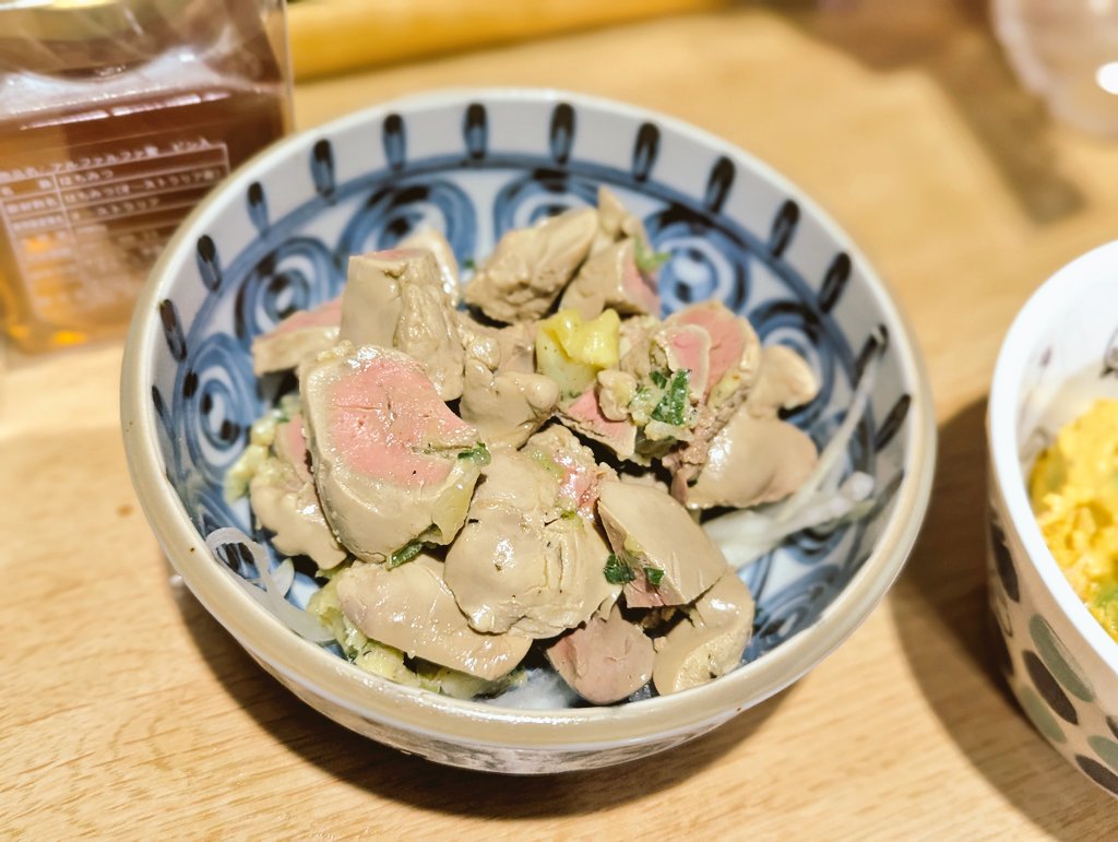 MarronTree's tweet image. 昨日のお献立

朝は
じゃがいものチーズガレット
その他は残りモノのハンバーグとかで米献立

夜は
具材を小さく切った酢豚
焼きかぼちゃとハムと枝豆の生クリームマヨサラダ
オリーブオイル漬け塩レバー

酢豚の豚は塊の豚バラ肉
ピーマンじゃないから緑の色目が無いけどそこは……仕方のない事情がw