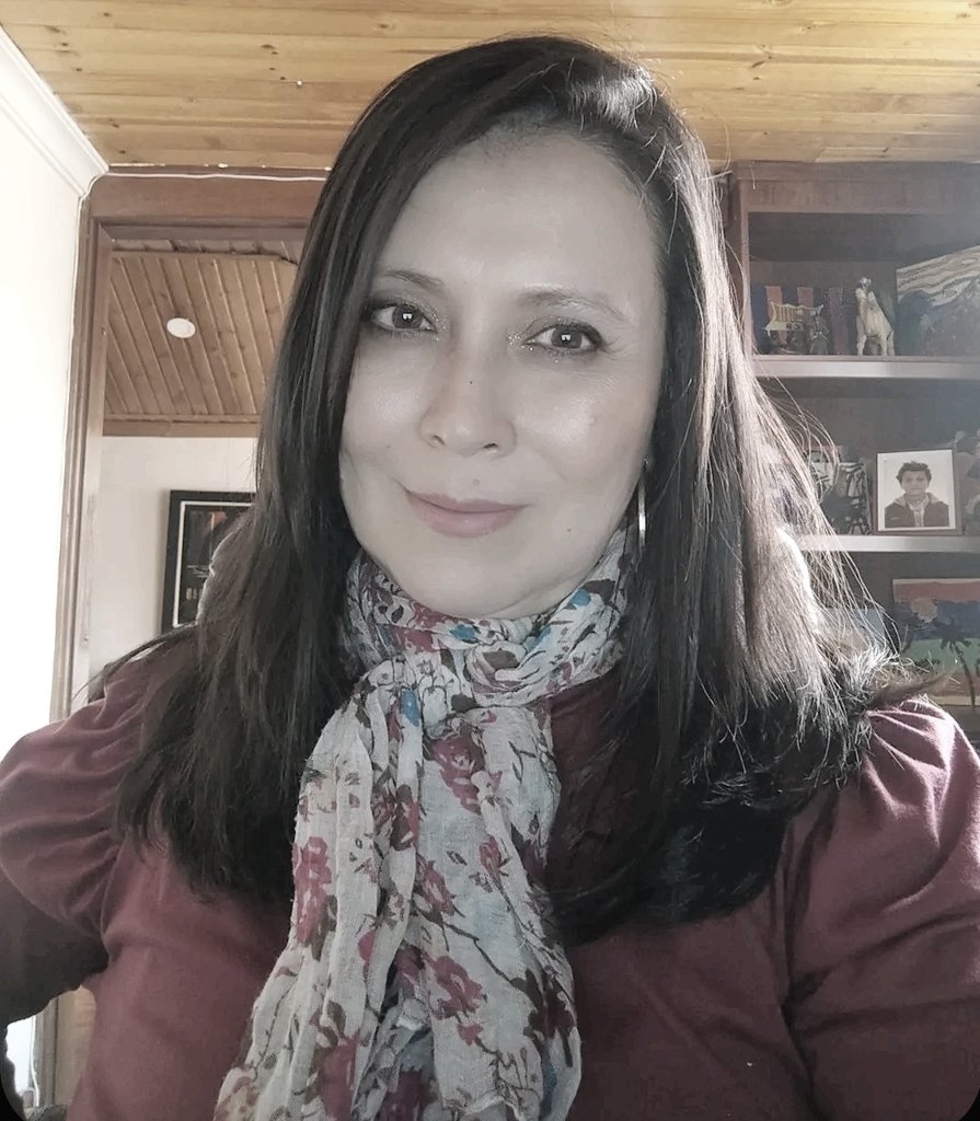 UN DÍA A LA VEZ. ✨🌻

No todos los días traen luz.
Algunos se sienten como una subida intensa; otros, como avanzar entre terreno difícil.
Pero, de cuando en cuando, llega ese día que te ofrece un respiro: una risa inesperada, una canción que te abraza, o alguien que decide