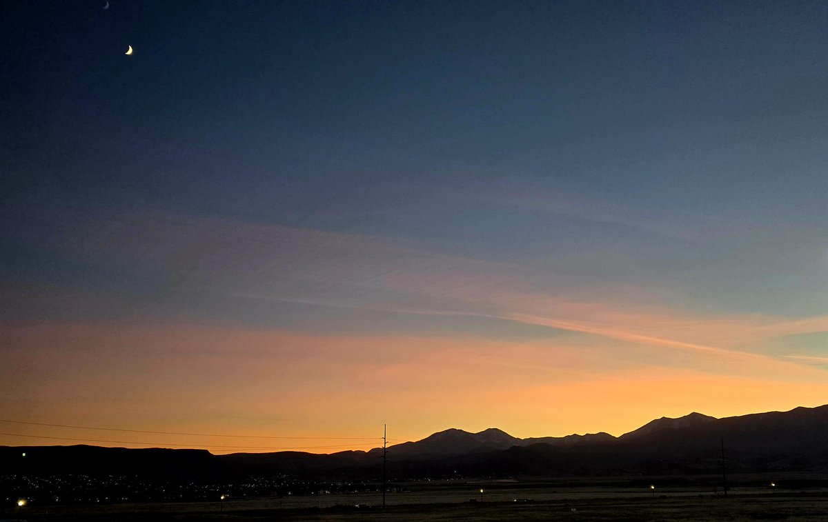 kellyeconnelly's tweet image. Beautiful sky at dusk. #utahsunset #utah #beautifulutah #waxingcrescentmoon