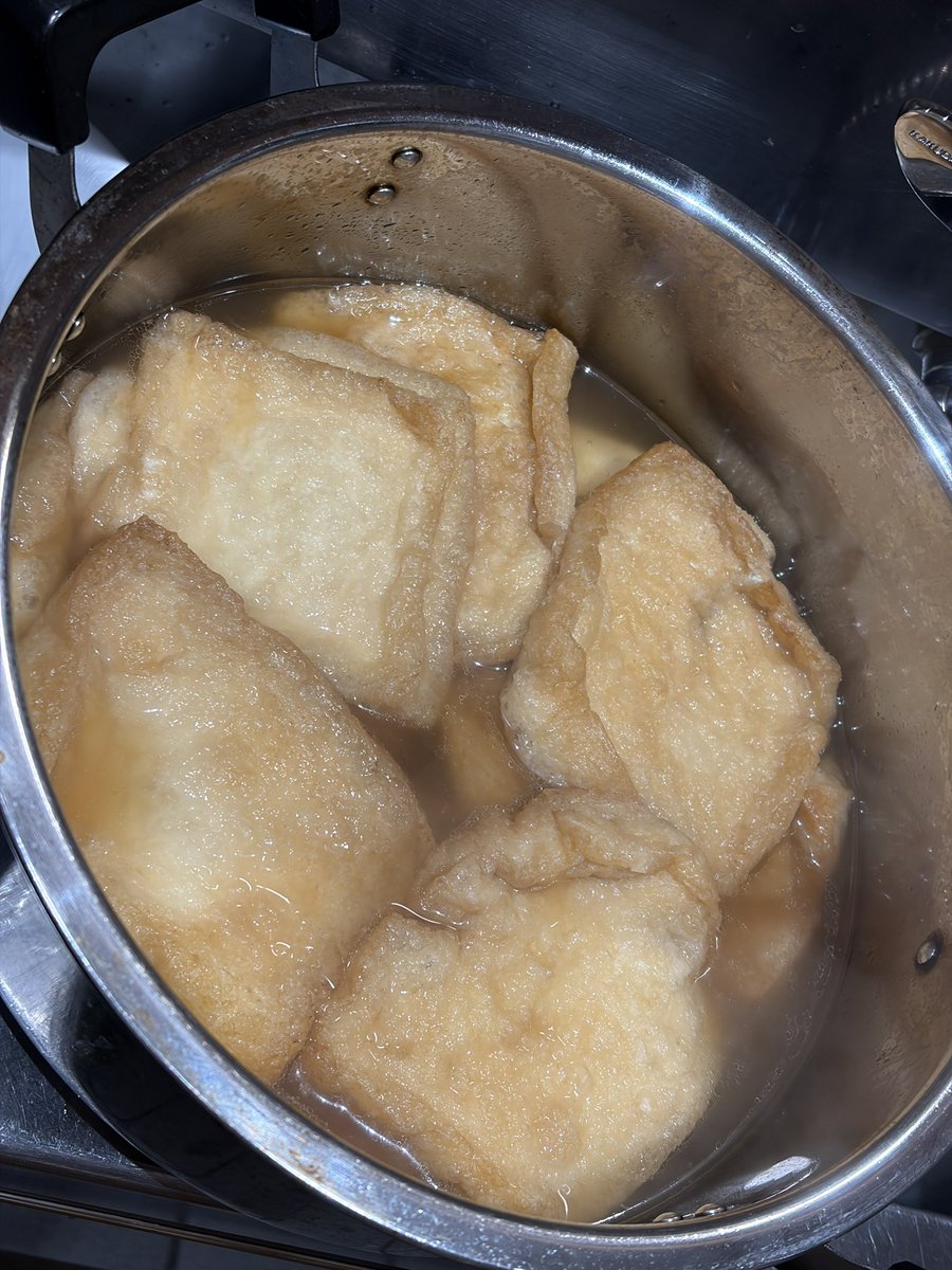 udon_shiro_obi's tweet image. 昨日まで京都大阪に行ってまして
その際に関西の油揚げを買ってきました。

油揚げの形状は関東が長方形で関西が正方形なのです。
ですので今週のきつねのお揚げは
いつもの長方形ではなく正方形です。

平日の営業時間
昼　11:30〜14:00
夜　17:30〜19:30

土日の営業時間
11:30〜14:00