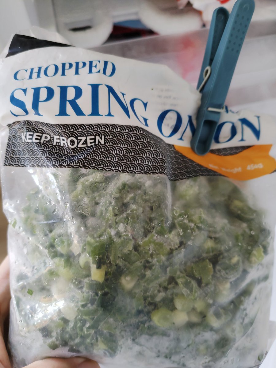 葱太贵，而且买太多吃不完，这个切好的冷冻葱花实在太好了，不太贵，而且保存期长