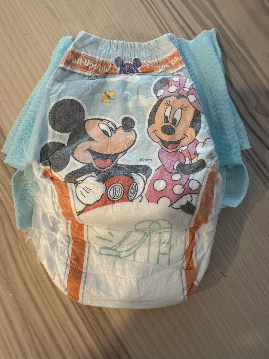 charlsjp's tweet image. パンツタイプだと思って買った2歳用オムツ、テープタイプだったww
どうやらテープタイプが主流らしい

#thisisamerica