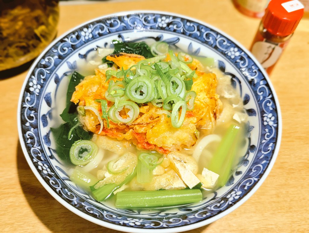 MarronTree's tweet image. 本日の朝ごはんは

昨夜の買い物で釣られてしまった紅しょうがが入ったかき揚げ
白だしとみりんで甘目の透明出汁に油揚げと小松菜を加え野菜も摂れるたぬきうどん

かき揚げ乗せて刻みネギを散らして

朝からほっこりぬくぬく〜♪
デザートにカルディの杏仁豆腐も加わったのはナイショw