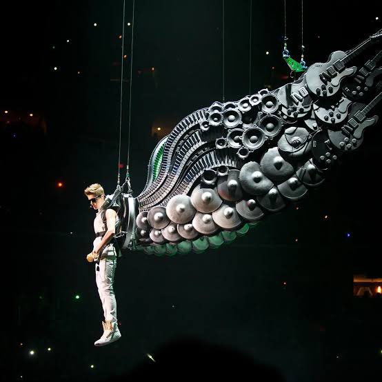 nxpressxre_'s tweet image. No sé, pero Justin Bieber para el Believe Tour entraba así (las alas tienen los instrumentos que él sabe tocar) 😬😬🫶🏻