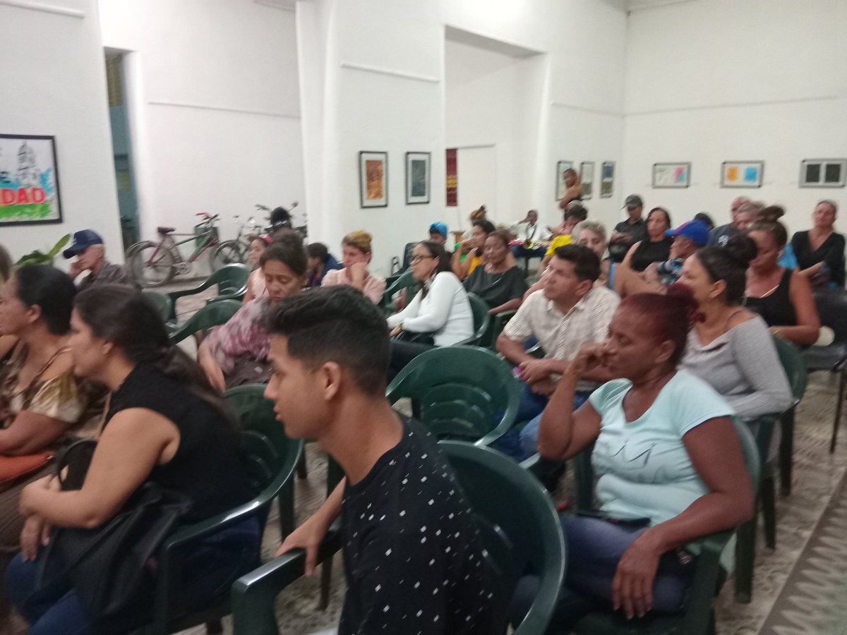 En una jornada de lujo dedicada a #FidelPorSiempre se presentó ell libro 📖 "Lo primero que hay que salvar" a cargo del profesor e intelectual escritor Erwin Caro desde la Casa de Cultura 20 de octubre en #Bayamo 
#100AñosConFidel 
<a href="/CubaEsCultura/">MinCult - Cuba</a> <a href="/AlpidioAlonsoG/">Alpidio Alonso Grau</a> <a href="/GranmaCultura/">Cultura Granma</a>