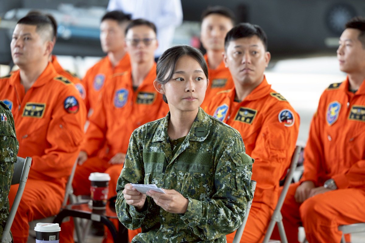 MoNDefense's tweet image. President @ChingteLai visited Taichung yesterday to commend #ROCArmy aviation, logistics and transportation units involved in recent disaster relief operations in Hualien. He praised the #ROCArmedForces for their dedication and professionalism in disaster relief.