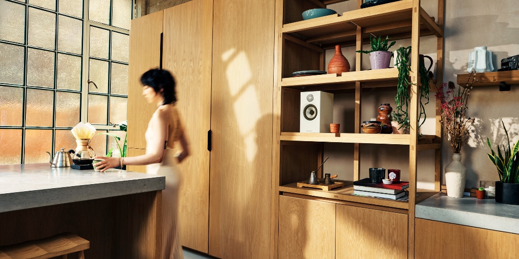 BowersWilkins's tweet image. Your room shapes your music. Three tips to get the most out of your speakers:
1. Don&apos;t crowd bookshelf speakers.
2. Keep tweeters at ear level.
3. Form an equilateral triangle between listener and speakers.
#BowersWilkins #Hifi