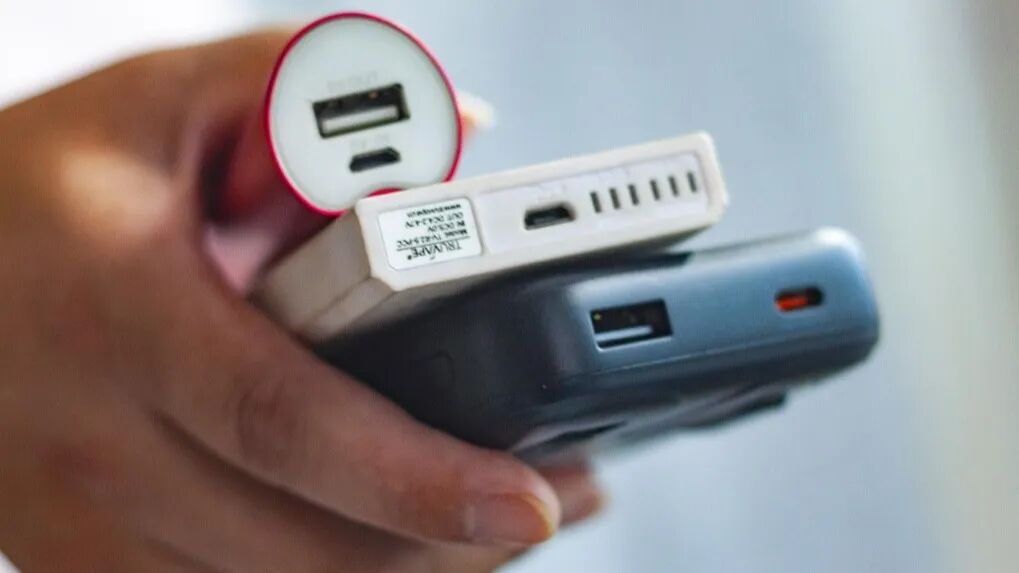 中国モバイルバッテリーが激変。2026年6月施行の中国史上最厳新基準に伴い、従来の3C認証規定が完全に適用されず、市場の約7割の製品が技術要件を満たせず、撤退を迫られる見込み。
✅新基準のポイント
・安全性の大幅強化: 電池の熱濫用テストなどを過去最高レベルに厳格化。
・情報透明化: