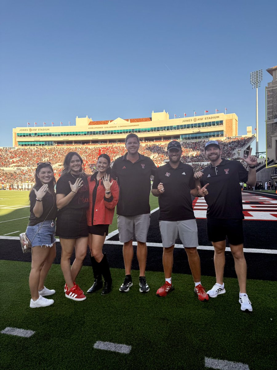 CoachHerendeen's tweet image. A blast of a fall season in the books! 

Time for some family time and then right into the recruiting grind #thebestisyettocome #1DayBetter