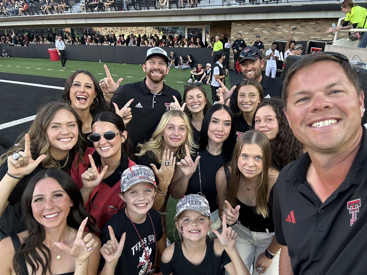 CoachHerendeen's tweet image. A blast of a fall season in the books! 

Time for some family time and then right into the recruiting grind #thebestisyettocome #1DayBetter