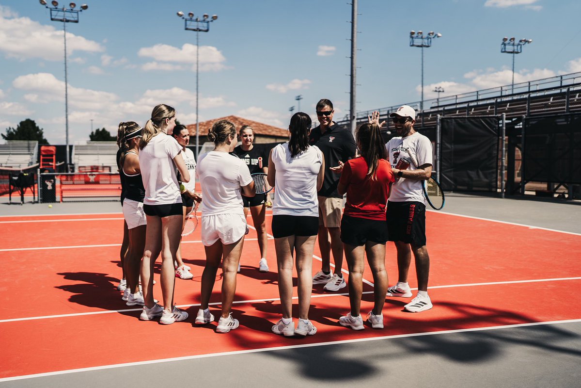 CoachHerendeen's tweet image. A blast of a fall season in the books! 

Time for some family time and then right into the recruiting grind #thebestisyettocome #1DayBetter