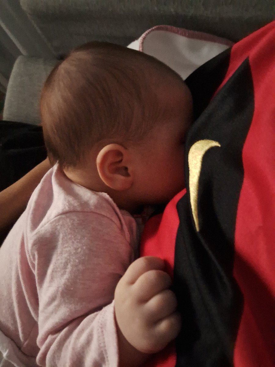 Cantarelli minha filha dormiu no meu colo grita fofo quando o mengão fizer gol pelo amor de Deus #CharlaNoPremiere