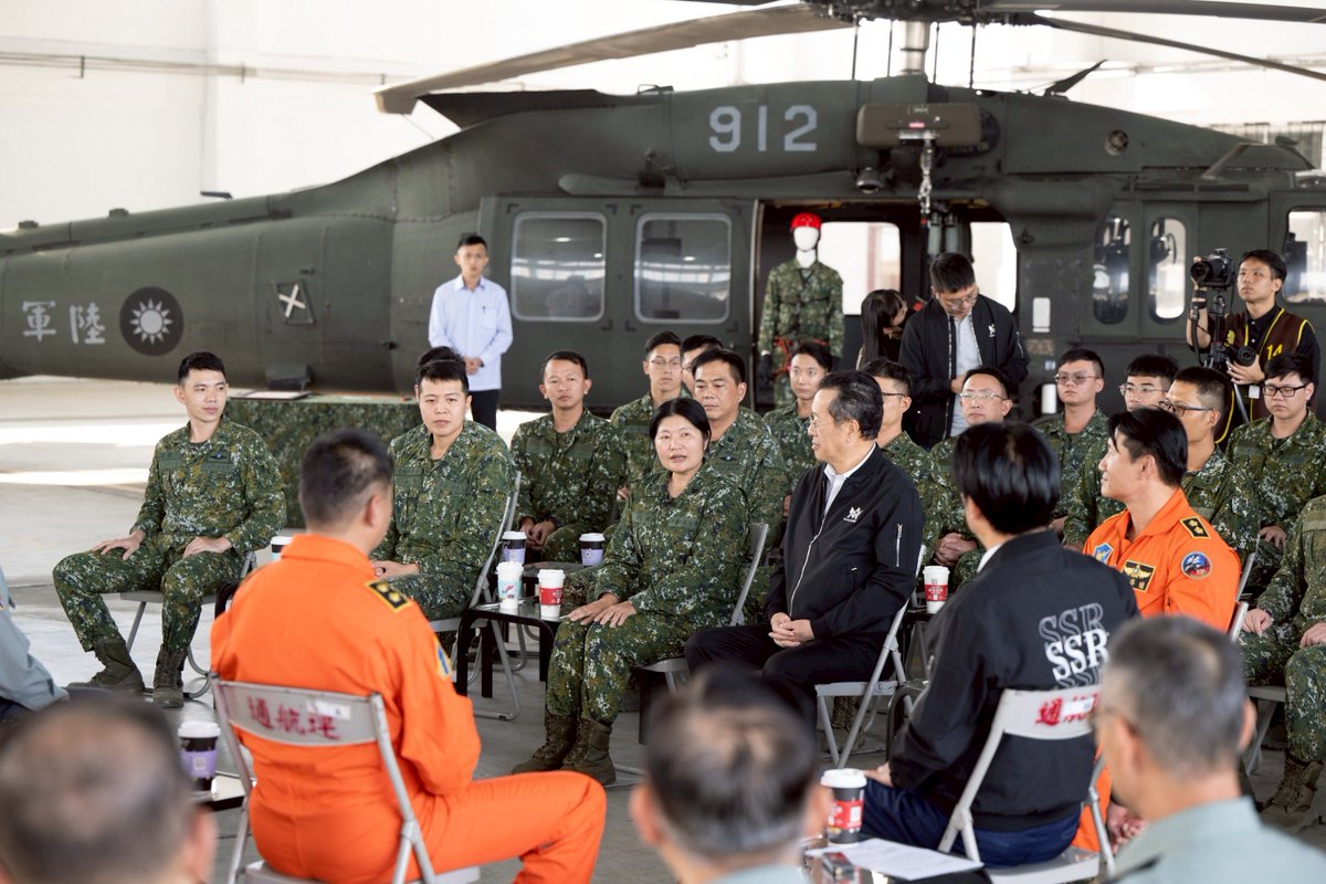 MoNDefense's tweet image. President @ChingteLai visited Taichung yesterday to commend #ROCArmy aviation, logistics and transportation units involved in recent disaster relief operations in Hualien. He praised the #ROCArmedForces for their dedication and professionalism in disaster relief.