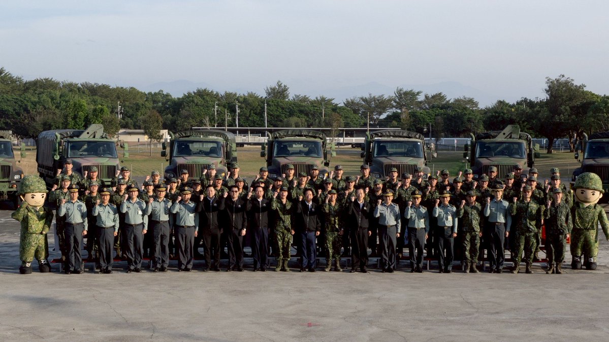 MoNDefense's tweet image. President @ChingteLai visited Taichung yesterday to commend #ROCArmy aviation, logistics and transportation units involved in recent disaster relief operations in Hualien. He praised the #ROCArmedForces for their dedication and professionalism in disaster relief.