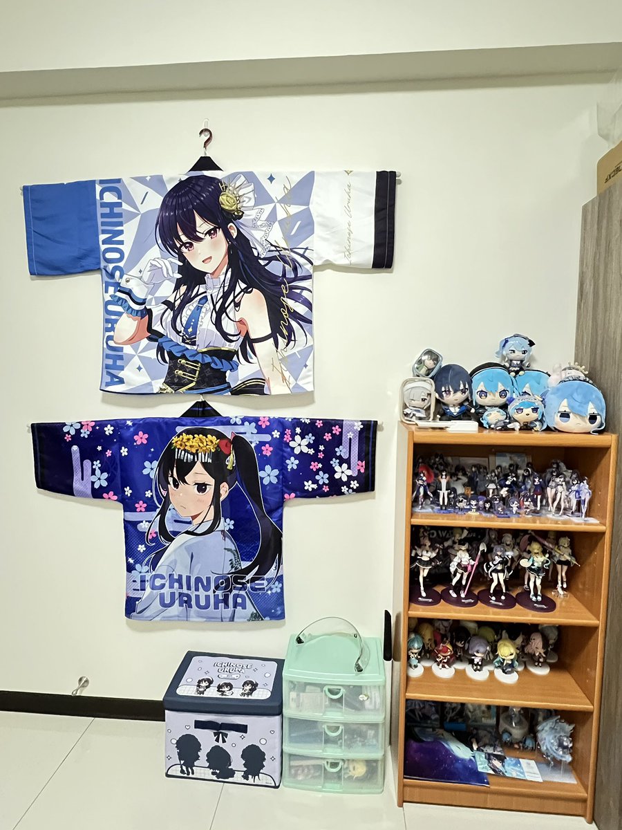densan020404's tweet photo. フェスのグッズも飾った！オタク部屋アプデ！いまからSHOWDOWNのために仕事頑張ってお金貯めるー https://t.co/KFIrSqzrTV