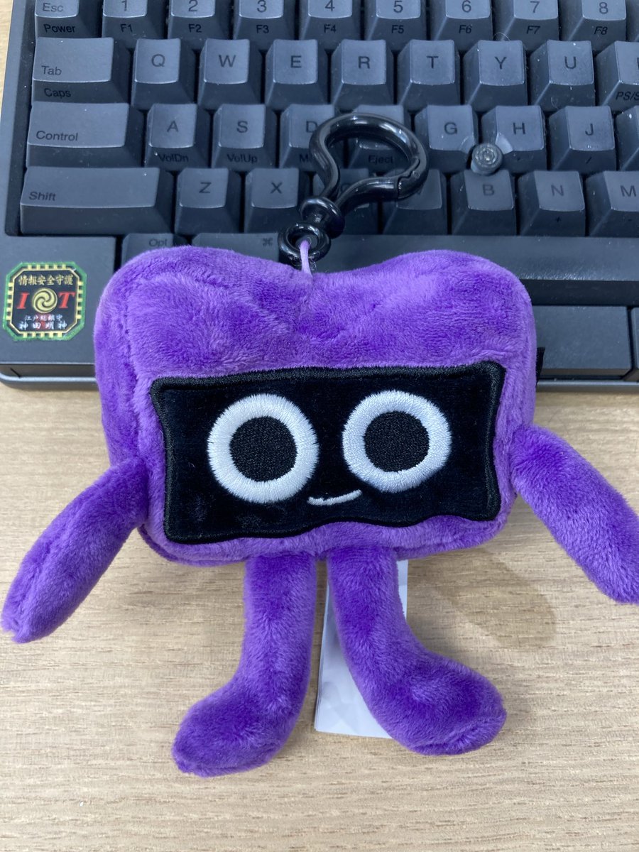 nabeo's tweet image. #KotlinFest のブログキャンペーンで Kodee のキーリングが当選していた!!ガジェット袋に付けて #KodeeEverywhere します!!!