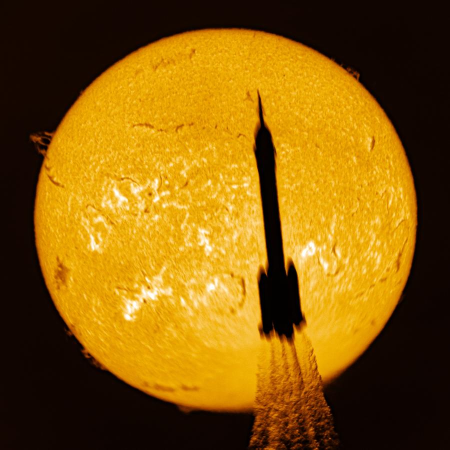 VoiceofPD's tweet image. #China on Tuesday launched the Shenzhou-22 #spaceship to provide a return vessel for the three Shenzhou-21 #astronauts in orbit. This momentous occasion marked the accomplishment of the first emergency launch mission in the country&apos;s manned space program.

The spaceship, atop a…