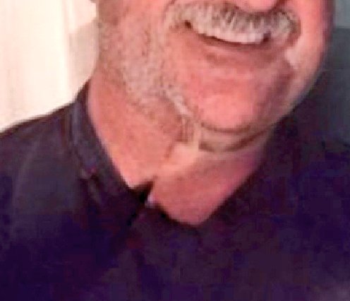 BoraKonj's tweet image. Ovaj nož i rasekotina po vratu svakako pokazuju namere Branka Babića, koje idu u korist svim tvrdnjama o pretnjama smrću koje je doživeo ovaj čovek prethodnih dana.

Još jedna opomena za tužilaštvo da ovaj čovek mora biti uhapšen po službenoj dužnosti, dok ne bude kasno.