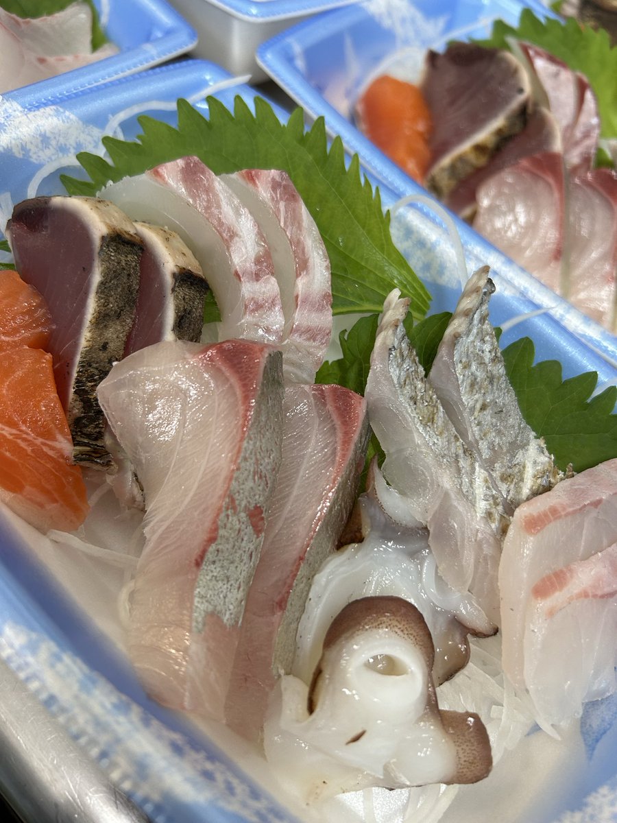久しぶりの魚屋のお刺身盛り合わせ販売します 本日限り1パック1000円