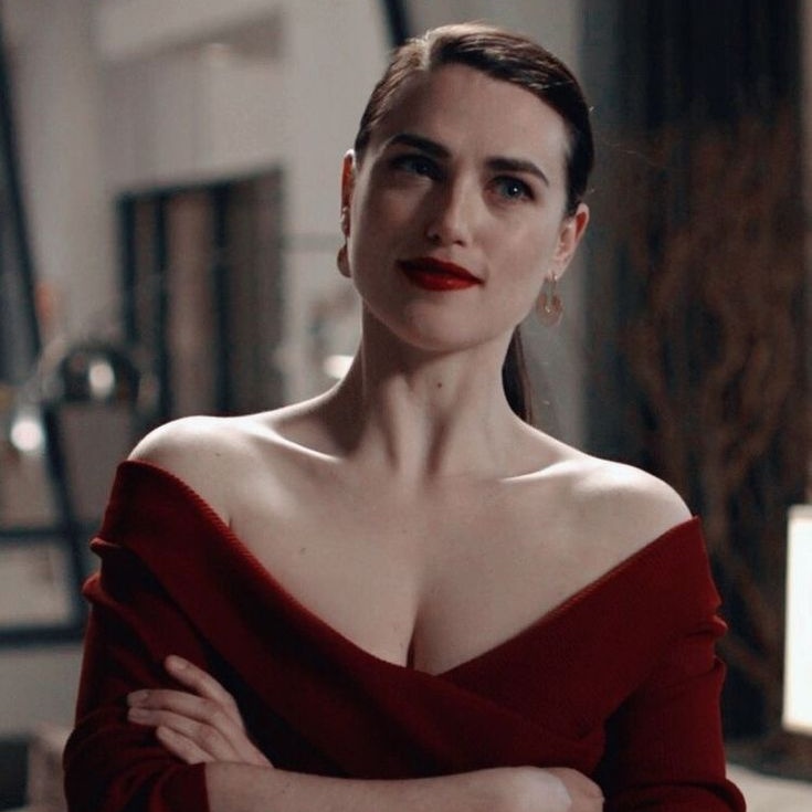 ferigata. — #Supercorp. 

kara está cansada de passar os feriados sozinha, especialmente no natal, e com sua família lhe empurrando para qualquer pessoa. ao ver isto, sua melhor amiga, lena luthor, se oferece para passar o natal e ano novo fingindo ser sua namorada.
