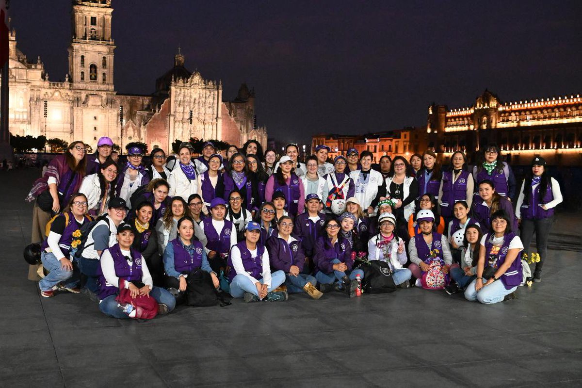 La Comisión de Derechos Humanos de la Ciudad de México concluye acompañamiento a movilizaciones que arribaron al Zócalo en este #25N 🧡✊.

Ombudsperson capitalina, Dolores González Saravia, encabezó operativo, conformado por 50 mujeres parte del equipo de trabajo de esta #CDHCM.