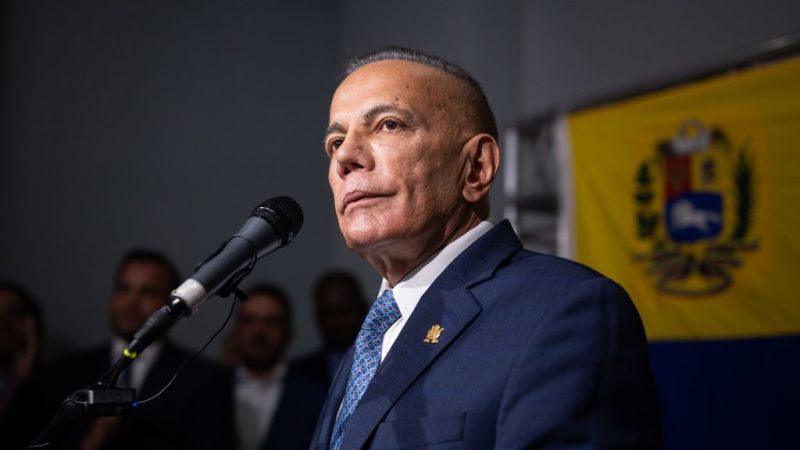 codiguillos's tweet image. En un hipotético escenario en el que Venezuela retorna a la democracia y toca votar por alguno de ellos para la presidencia, ¿a quién elegiría? 

A) María Corina Machado 
B) Leopoldo López 
C) Juan Pablo Guanipa
D) Manuel Rosales

Los leo. 👀