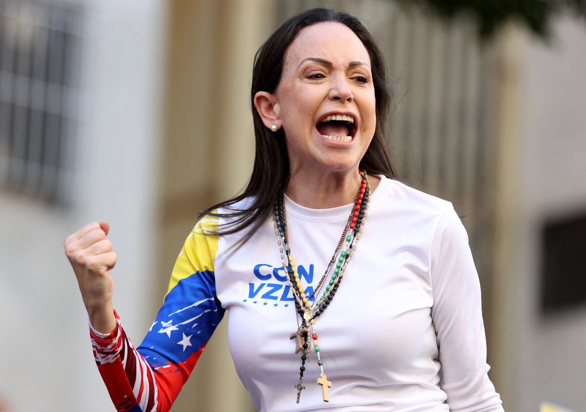 codiguillos's tweet image. En un hipotético escenario en el que Venezuela retorna a la democracia y toca votar por alguno de ellos para la presidencia, ¿a quién elegiría? 

A) María Corina Machado 
B) Leopoldo López 
C) Juan Pablo Guanipa
D) Manuel Rosales

Los leo. 👀