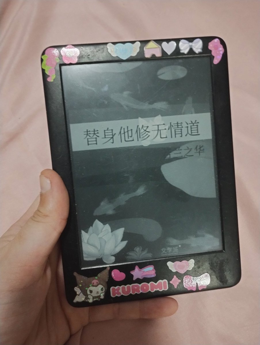 Vendo as pessoas comprar kindle na black friday todo bonitinho e novinho enquanto eu comprei o meu na olx por 80 reais que pra carregar vc tem que apoiar o carregador numa caneta pq ele tem mau contato ❤️ ainda botei adesivo nele todinho pra disfarçar o quão arranhado ele é