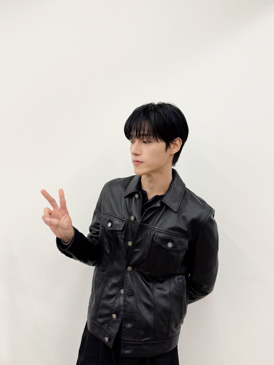 ATEEZofficial's tweet image. [📷] ATEEZ(에이티즈) 우영 | 닭볶음탕 프린스 1126호점 🧑‍🍳🎂 YouTube LIVE Behind Photo 

야무진 손길로 뚝딱 완성한
믿고 먹는 우영표 닭볶음탕❤️
매콤 달콤 매력도 함께 보여준 시간🤗

#ATEEZ #에이티즈 #WOOYOUNG #우영